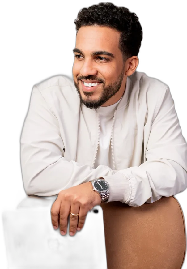 Victor Sabino, fundador da Sato Marketing, sorrindo apoiado no notebook